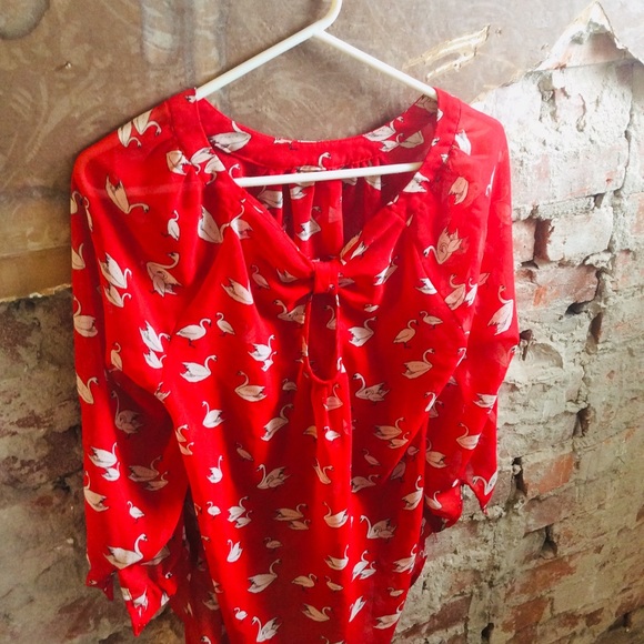 🦢🦢🦢Forever 21 Size L Swan Print Top🦢🦢🦢 - Picture 2 of 4